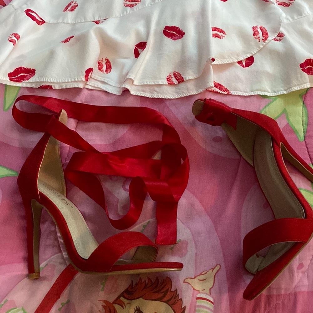 Tie up satan string heels